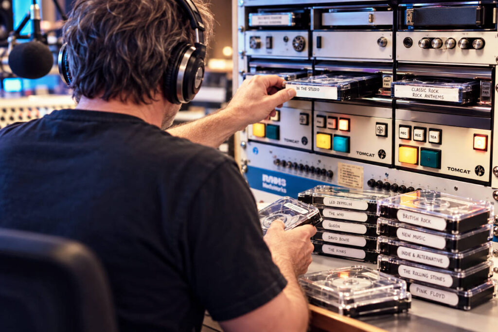 qu est ce qu un jingle chante histoire formats et usages a la radio
